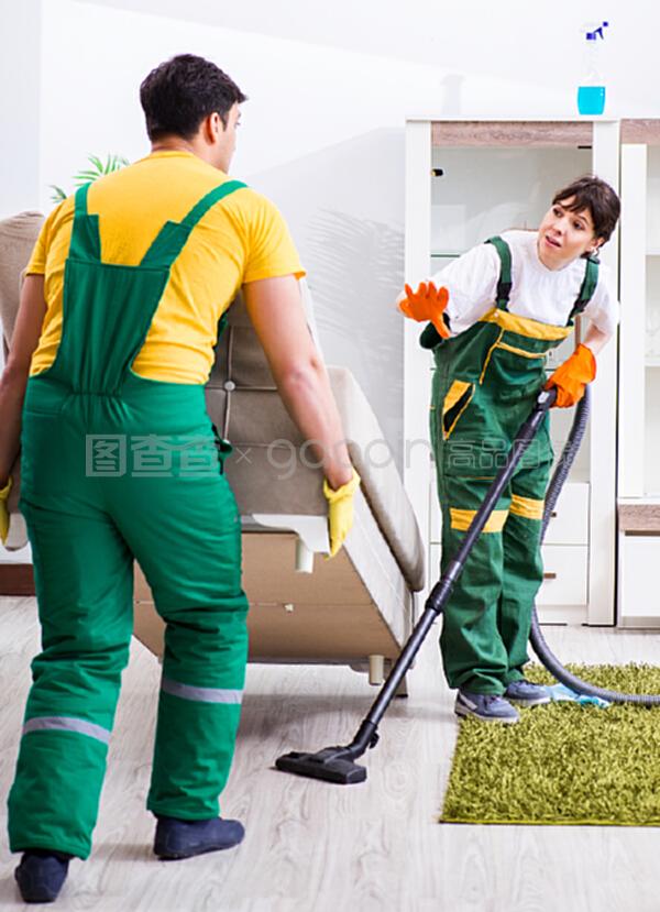 清洁专业承包商在家里工作。清洁专业承包商在家里工作